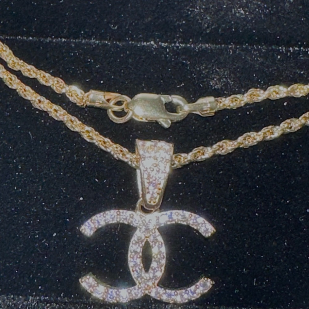 10KT CHANEL yellow gold CC Pendant with Matching CC Earrings - Picture 2 of 9